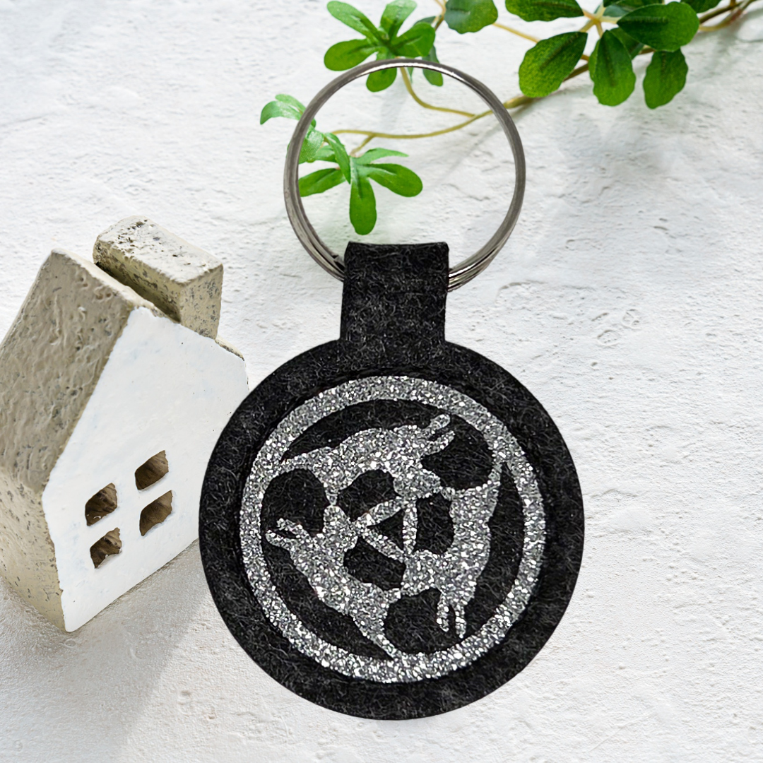 Schlüsselanhänger Paderborn – runder Filzanhänger in anthrazit mit 3 Hasen Motiv Glitzer