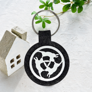 Schlüsselanhänger Paderborn – runder Filzanhänger in anthrazit mit 3 Hasen Motiv