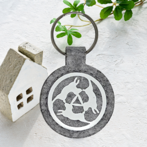 Schlüsselanhänger Paderborn – runder Filzanhänger in hellgrau mit 3 Hasen Motiv