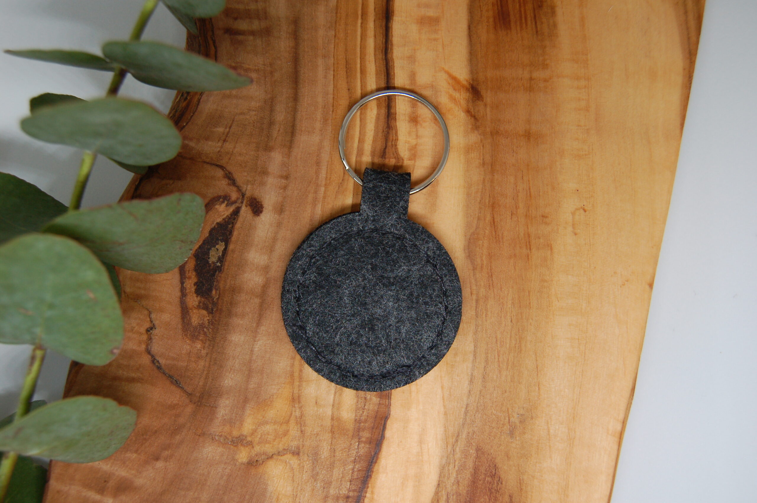 Schlüsselanhänger Paderborn – runder Filzanhänger in anthrazit mit 3 Hasen Motiv Glitzer – Bild 3